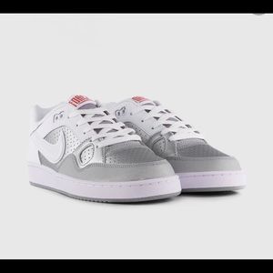 Your Price😋 Nike Sneakers in White & Silver